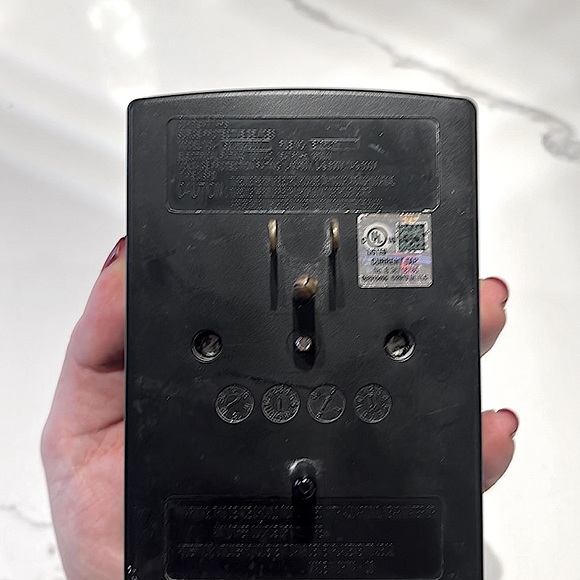 Black On-Wall Low Profile 1080J Fireproof Surge Protector 6 AC Outlets Extender. - Picture 7 of 7